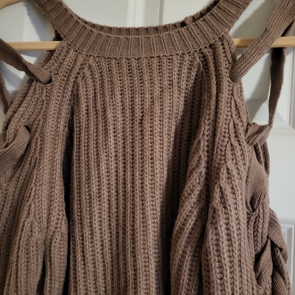 TOBI cold shoulder, lace sleeved small mauve sweater - Picture 3 of 7